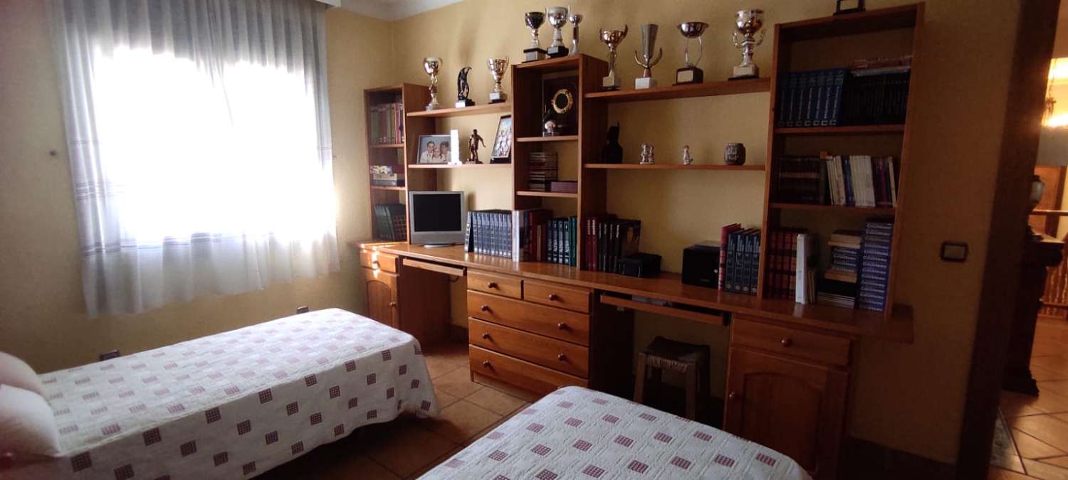 En sjelden mulighet til å skaffe seg et plettfritt hus med 4 soverom i utkanten av Fuengirola. Gangavstand til strand, sentrum, buss og togstasjon