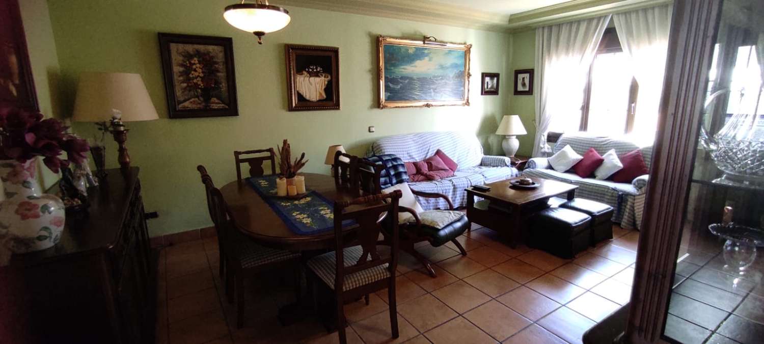 En sjælden mulighed for at erhverve et pletfrit 4 værelses hus i udkanten af Fuengirola. Gåafstand til strand, bymidte, bus og togstation