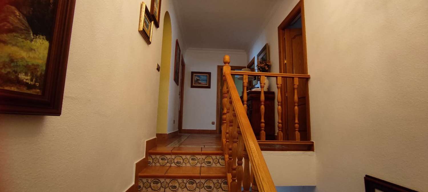 En sjelden mulighet til å skaffe seg et plettfritt hus med 4 soverom i utkanten av Fuengirola. Gangavstand til strand, sentrum, buss og togstasjon