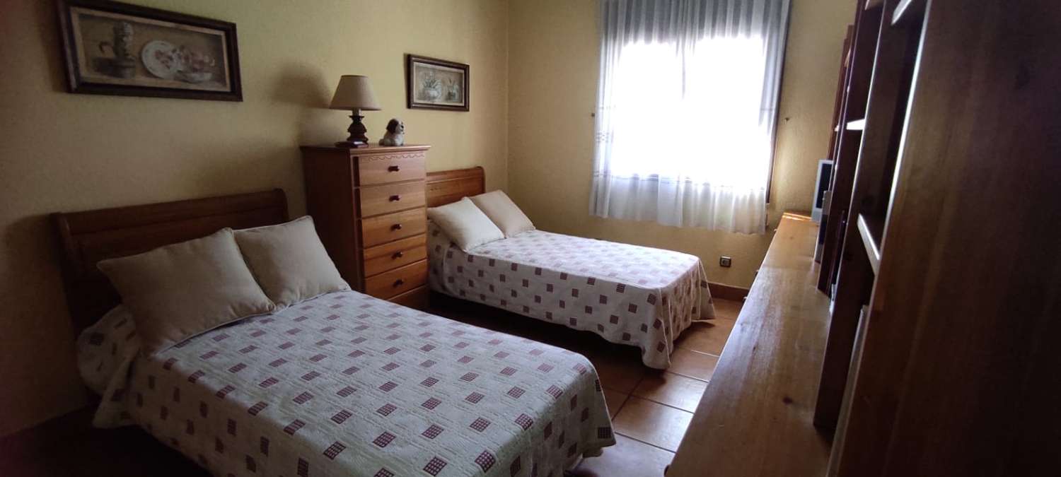 Una rara oportunidad de adquirir una casa impecable de 4 dormitorios en las afueras de Fuengirola. A poca distancia de la playa, del centro de la ciudad, de la estación de autobús y de tren