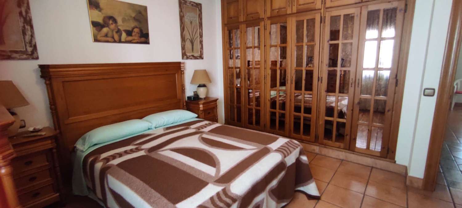Harvinainen tilaisuus hankkia puhdas 4 makuuhuoneen talo Fuengirolan reunalta. Kävelymatkan päässä rannalta, kaupungin keskustasta, bussi- ja rautatieasemalta