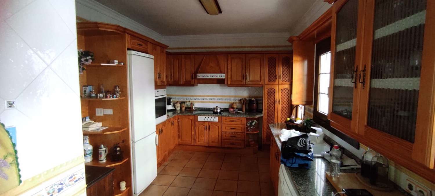 Harvinainen tilaisuus hankkia puhdas 4 makuuhuoneen talo Fuengirolan reunalta. Kävelymatkan päässä rannalta, kaupungin keskustasta, bussi- ja rautatieasemalta