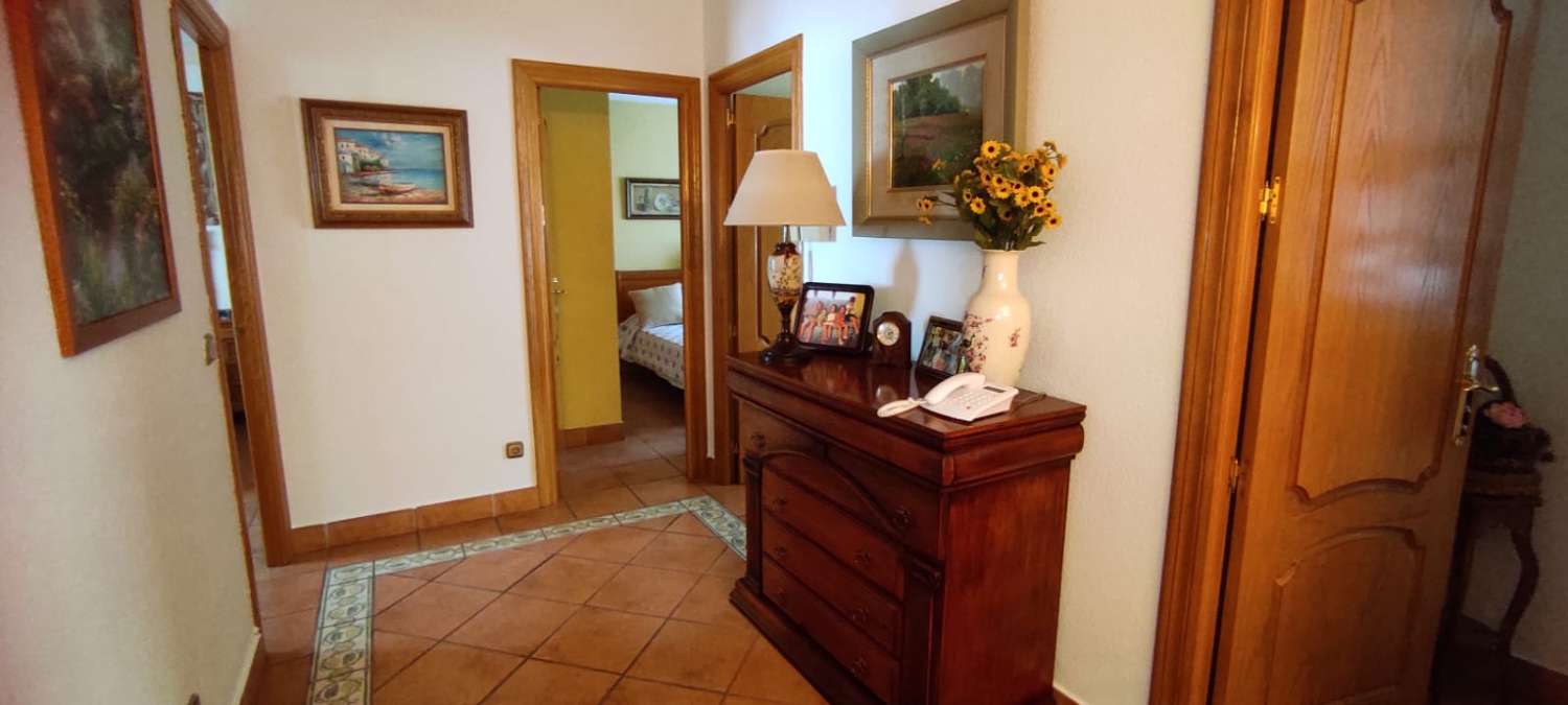 En sjælden mulighed for at erhverve et pletfrit 4 værelses hus i udkanten af Fuengirola. Gåafstand til strand, bymidte, bus og togstation