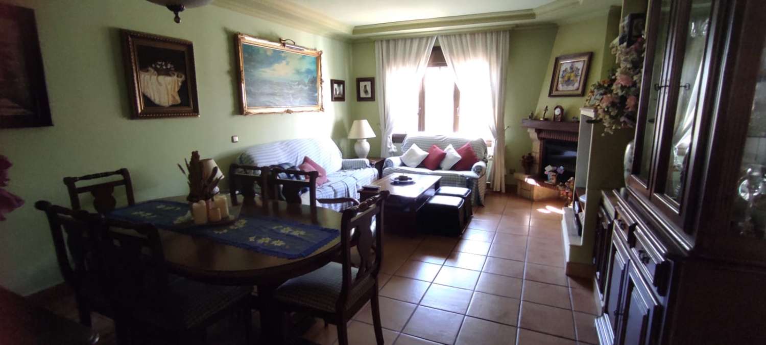 Een zeldzame kans om een smetteloos huis met 4 slaapkamers aan de rand van Fuengirola te verwerven. Op loopafstand van het strand, het stadscentrum, het bus- en treinstation