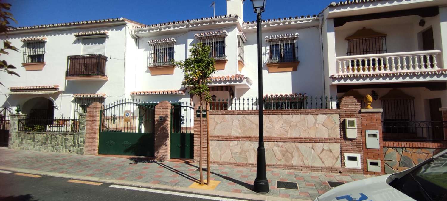 Een zeldzame kans om een smetteloos huis met 4 slaapkamers aan de rand van Fuengirola te verwerven. Op loopafstand van het strand, het stadscentrum, het bus- en treinstation