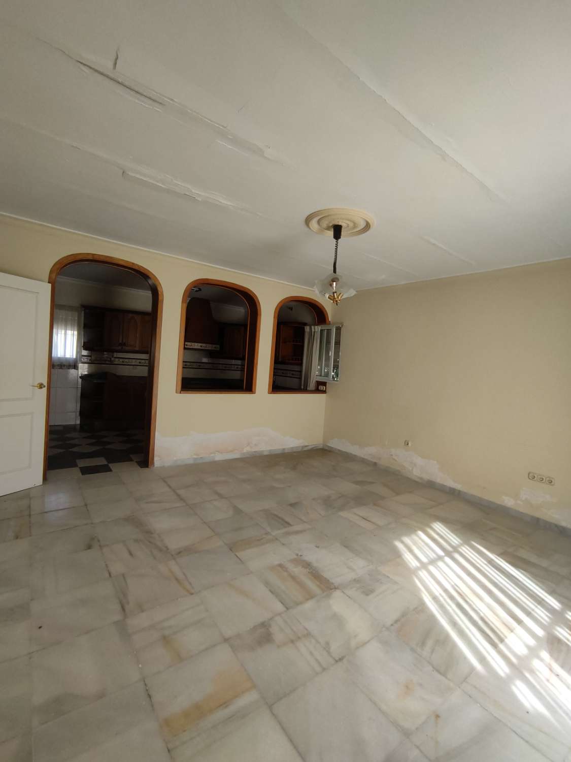 This local is available to purchase, rent or rent with option to purchase. It is situated in a busy part of Calahonda.