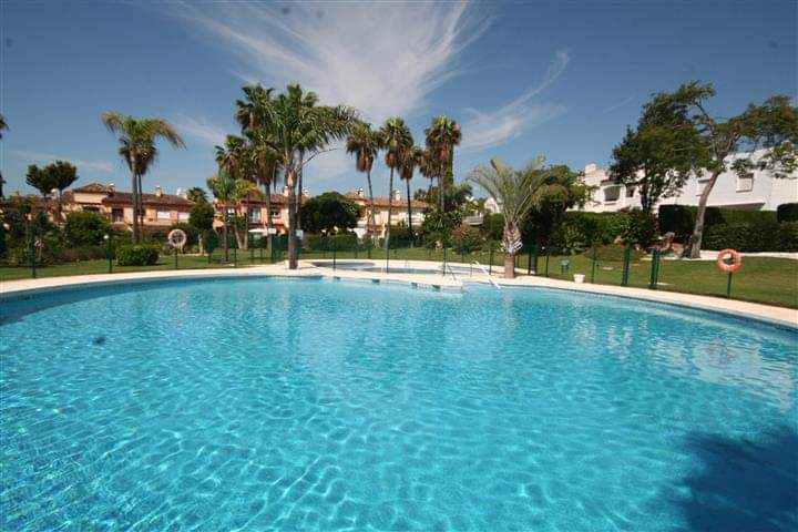 Fritliggende 3 sengs hus. Jardines de Bel Air, Costalita golfzone. Estepona, Costa del Sol, Malaga, Spanien.