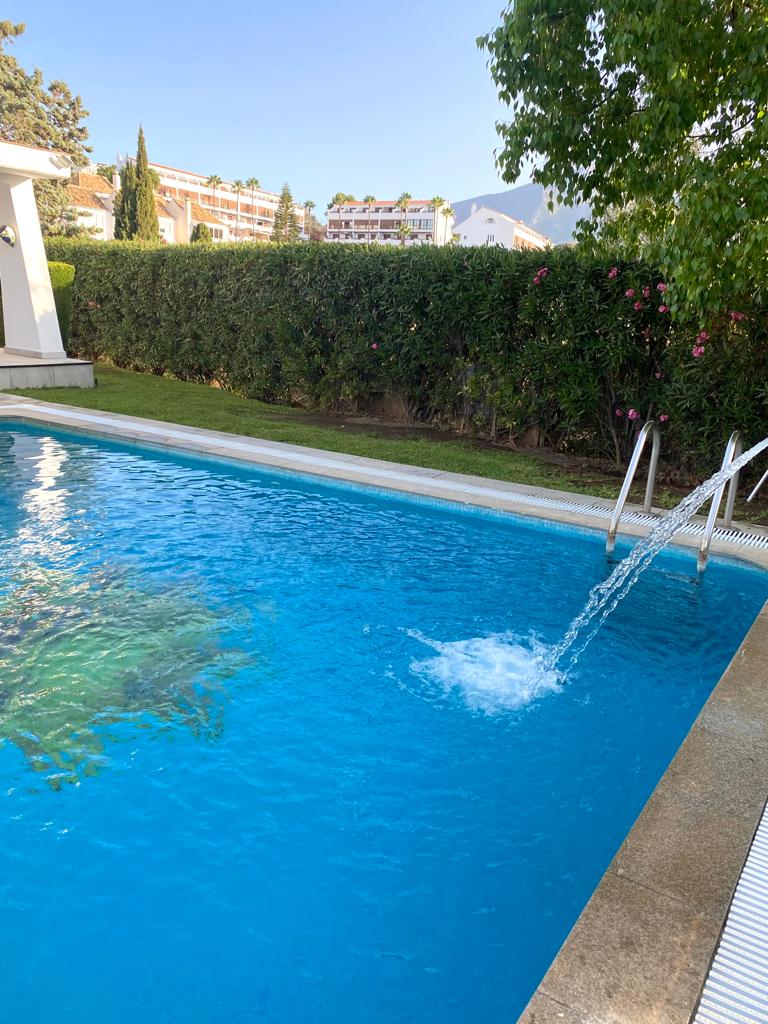 Beautiful villa on one floor. It consists of 3 bedrooms, two of them with a large bathroom en suite, a large living-dining room, an independent kitchen,