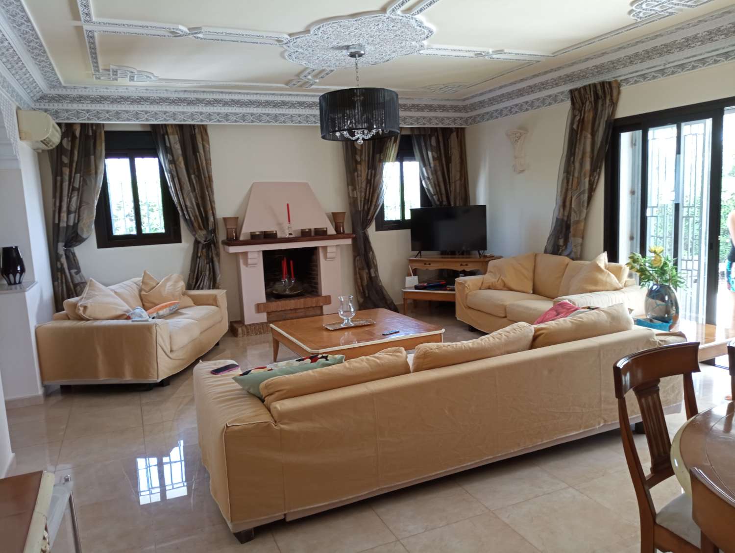 Beautiful villa on one floor. It consists of 3 bedrooms, two of them with a large bathroom en suite, a large living-dining room, an independent kitchen,