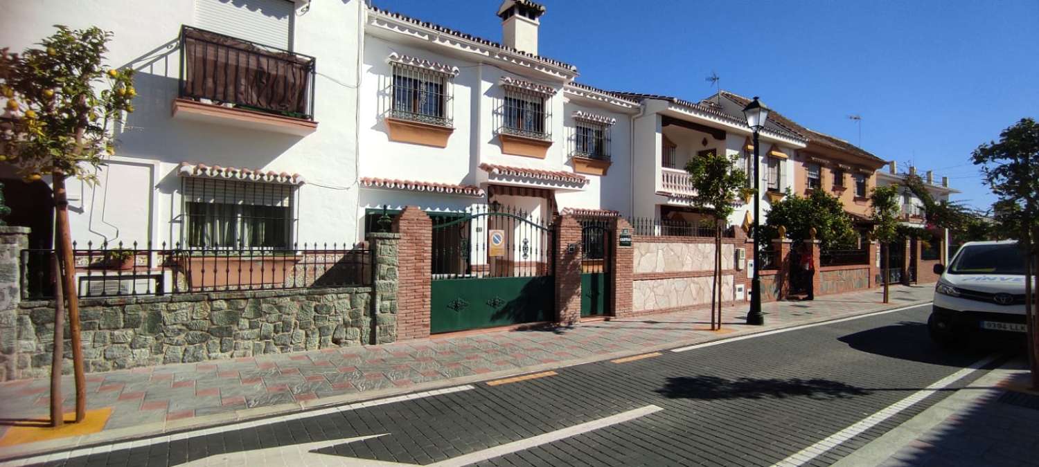 A rare opportunity to acquire an immaculate 4 bedroomed house on the edge of Fuengirola.  Walking distance to the beach, town centre, bus and train station