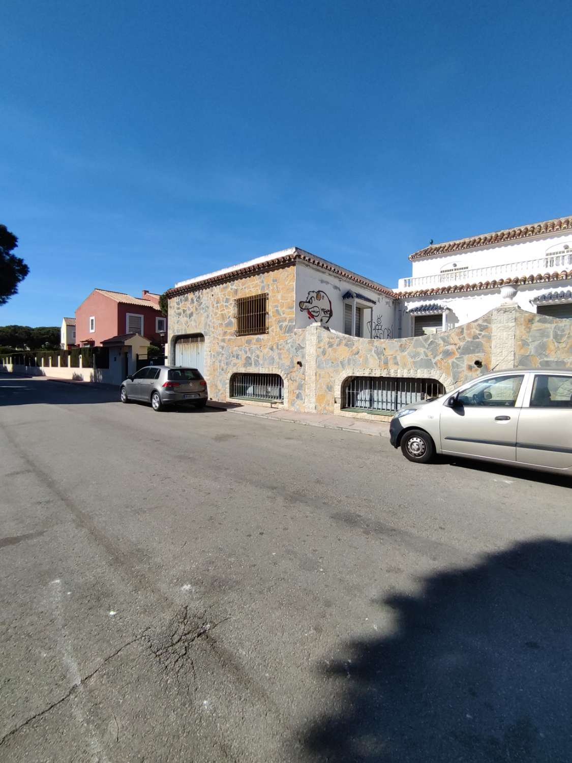 This local is available to purchase, rent or rent with option to purchase. It is situated in a busy part of Calahonda.